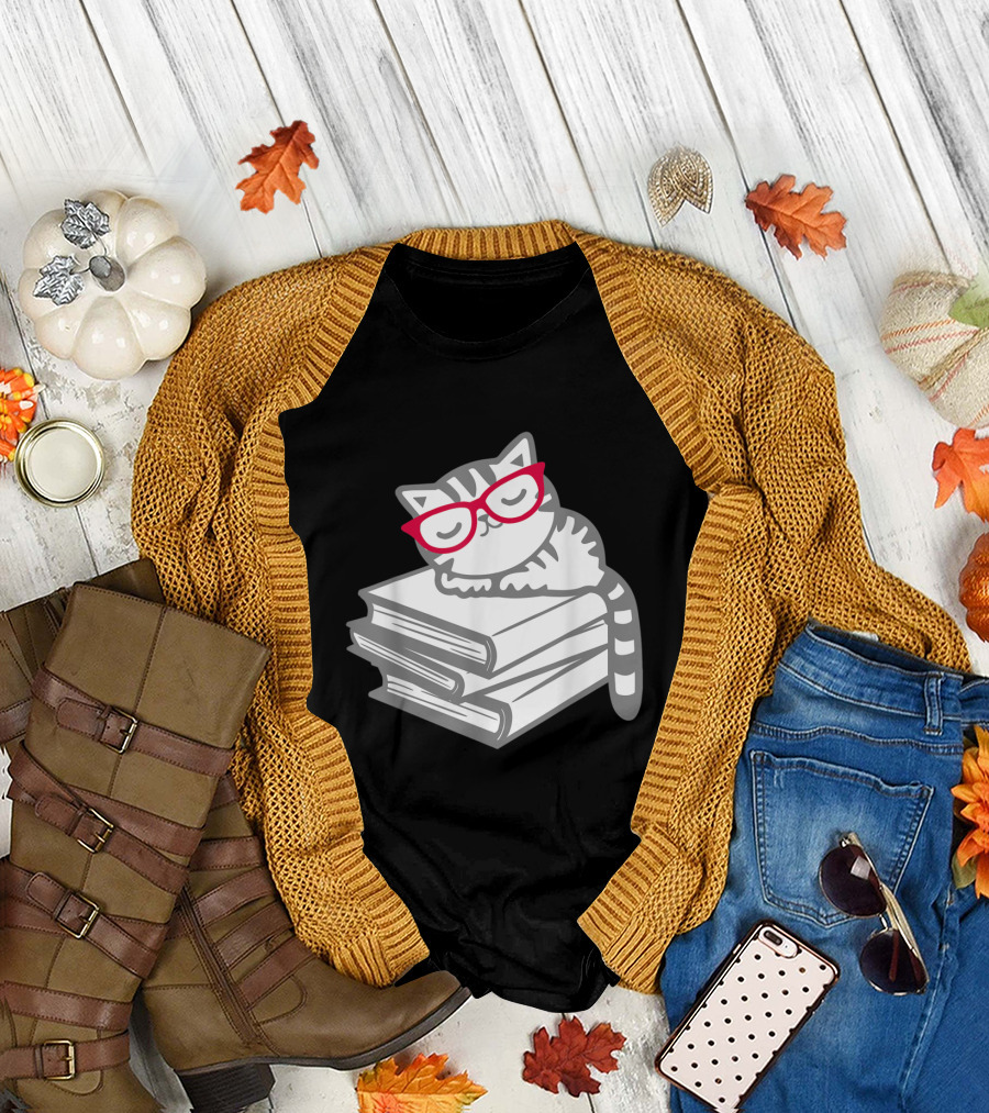 Cat with Red Glasses on Books: Cute Book Nerd Reader T-Shirt