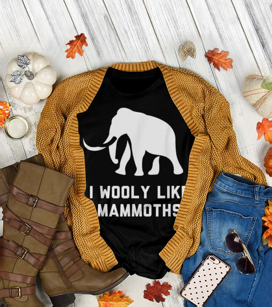 I Wooly Like Mammoths Extinct Elephant Pun T-Shirt