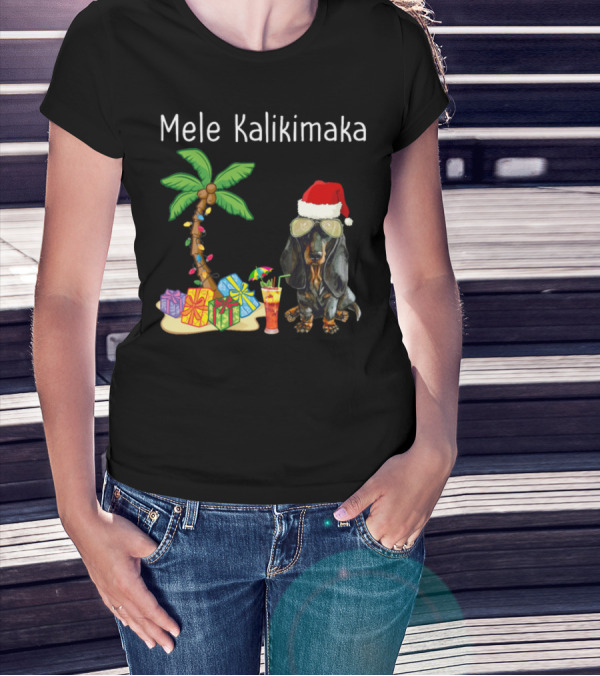 Mele Kalikimaka Santa Dachshund By Palm Tree With Christmas Gifts And Tropical Drink T-Shirt