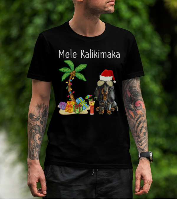 Mele Kalikimaka Santa Dachshund By Palm Tree With Christmas Gifts And Tropical Drink T-Shirt