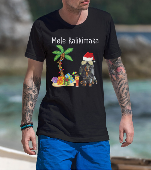 Mele Kalikimaka Santa Dachshund By Palm Tree With Christmas Gifts And Tropical Drink T-Shirt