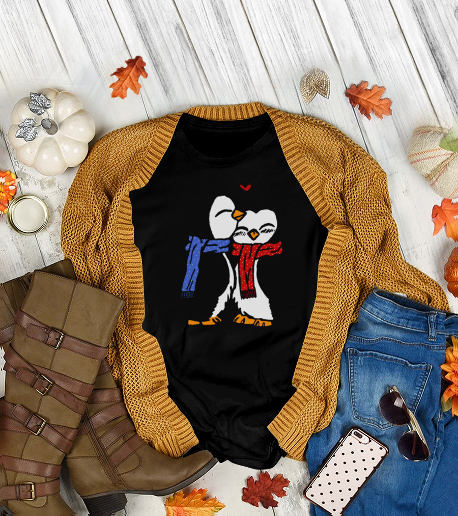 Penguin In Love Classic Animal Loyalty Cute Couple with Scarves and Heart T-Shirt