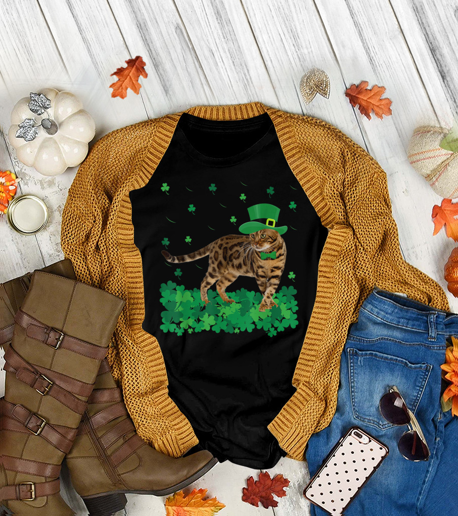 St Patrick's Day Bengal Cat in Shamrock Hat with Clover Background T-Shirt