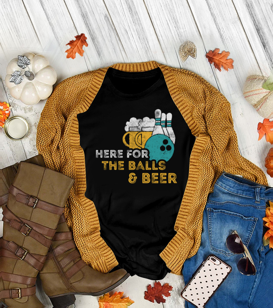 Here For The Balls and Beer Bowling Lover Pin Bowling Pins Beer Mug T-Shirt