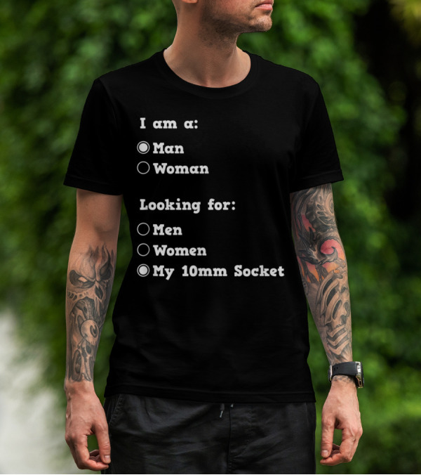 Man Woman Looking For My 10mm Socket Funny Mechanic T-Shirt