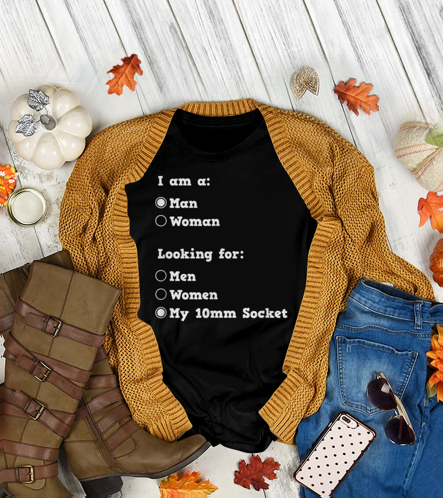 Man Woman Looking for My 10mm Socket Funny Mechanic T-Shirt