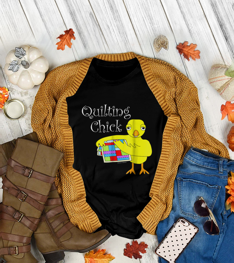 Quilting Chick Holding Colorful Patchwork Funny Needlecraft Hobby T-Shirt