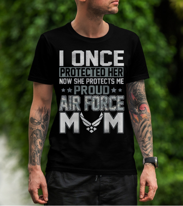 I Once Protected Her Now She Protects Me Proud Air Force Mom T-Shirt