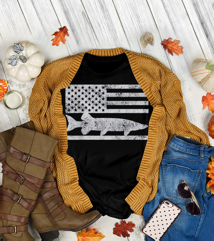 American Flag Musky Fishing Patriotic Apparel Decoration Stars Stripes T-Shirt