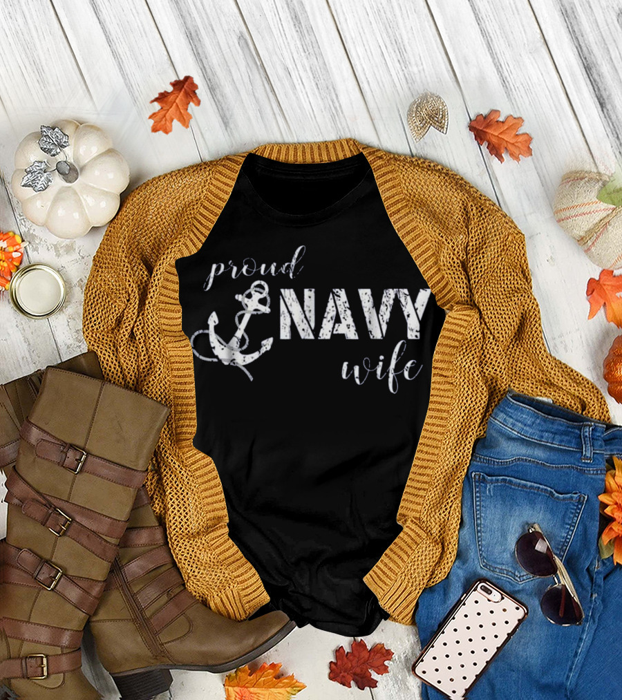 Proud Navy Wife Anchor Na T-Shirt