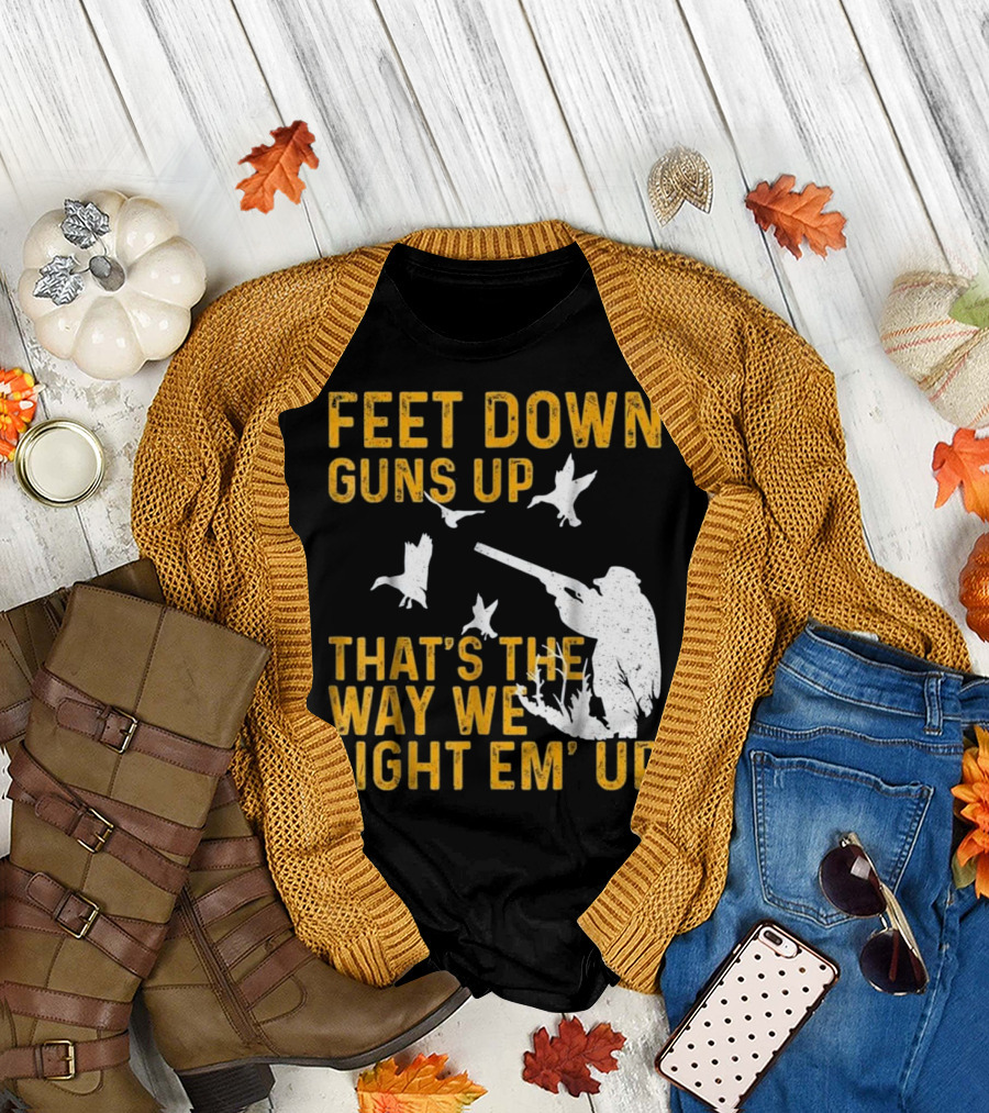 FEET DOWN GUNS UP THAT'S THE WAY WE LIGHT EM' UP HUNTING LOVER HUNTER RIFLE DUCK T-Shirt