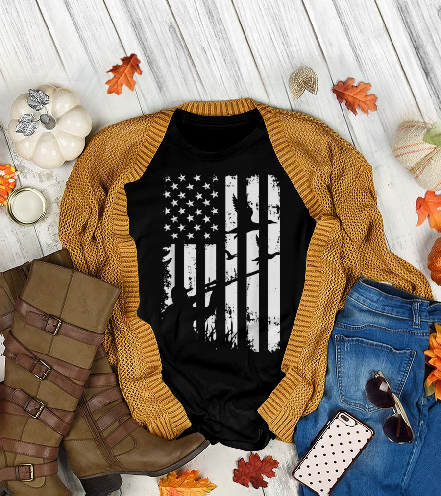 Cool USA Flag Duck Hunting Outdoor Scene T-Shirt