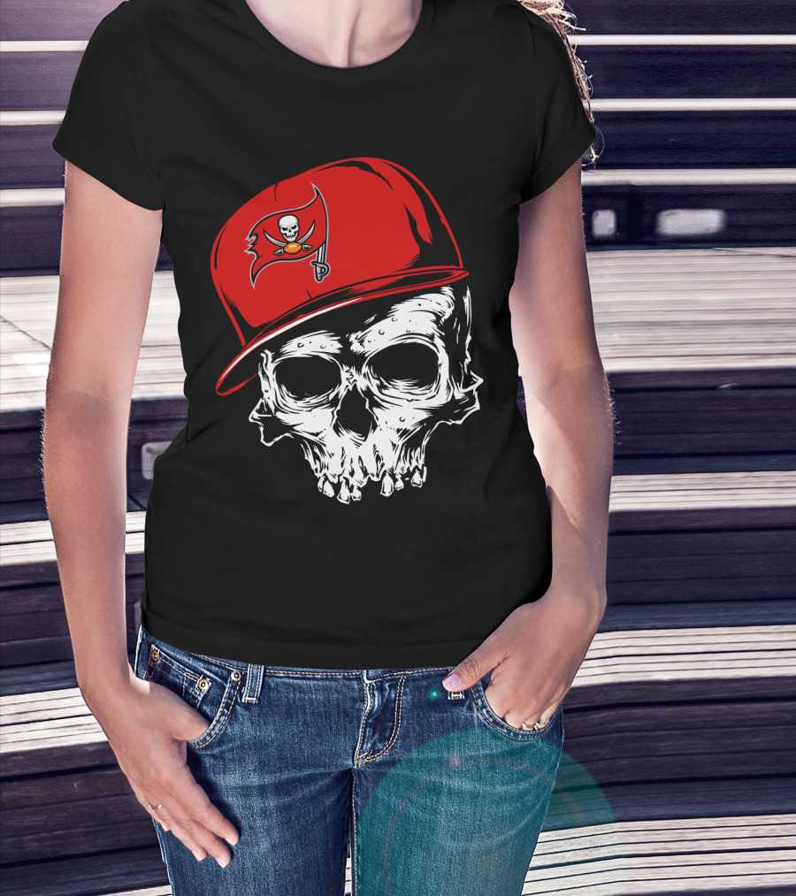 Tampa Bay Buccaneers Skull With Red Cap And Pirate Flag T-Shirt