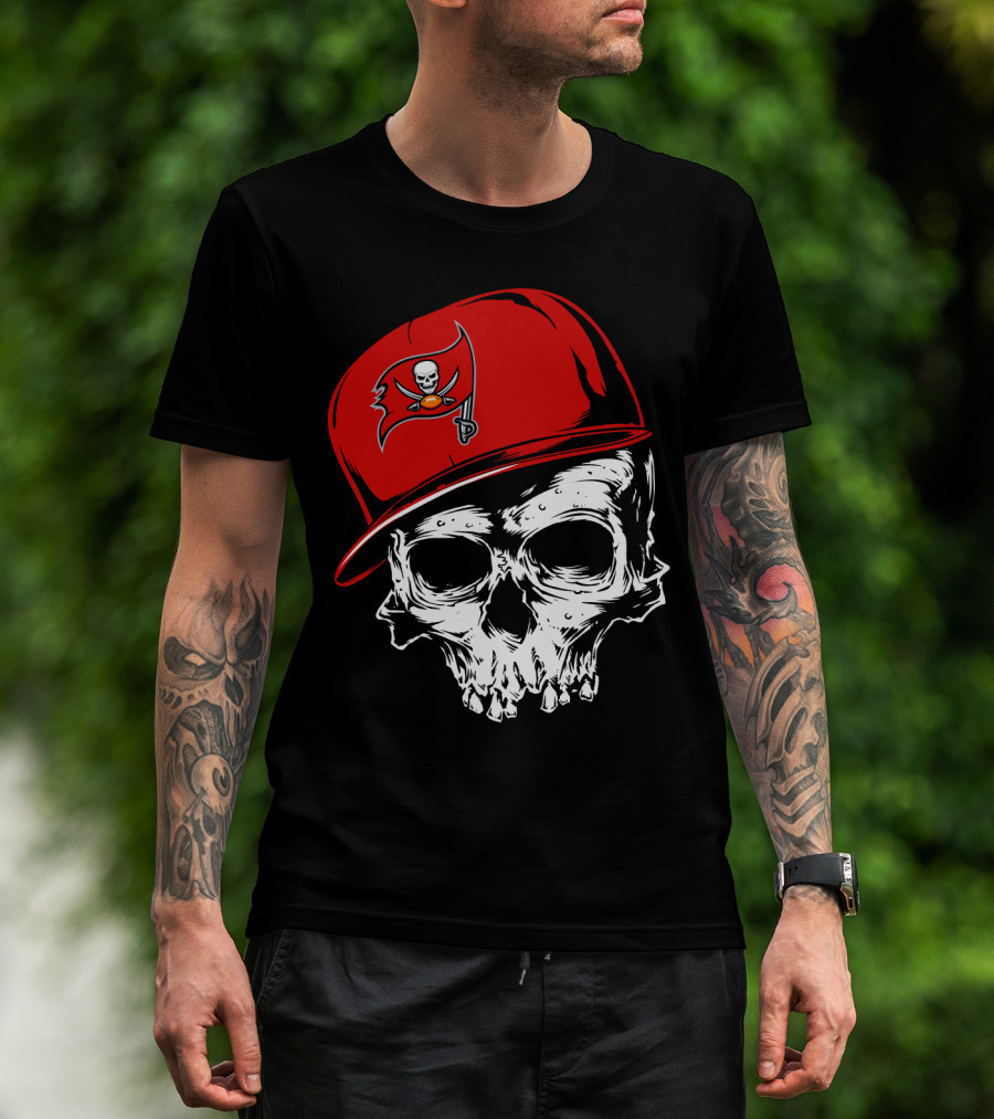 Tampa Bay Buccaneers Skull With Red Cap And Pirate Flag T-Shirt