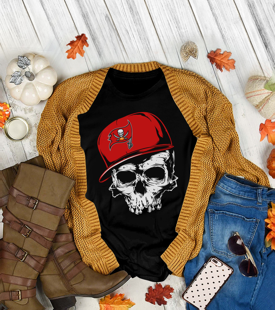 Tampa Bay Buccaneers Skull With Red Cap And Pirate Flag T-Shirt