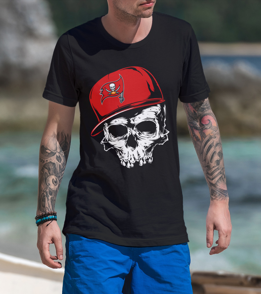 Tampa Bay Buccaneers Skull With Red Cap And Pirate Flag T-Shirt