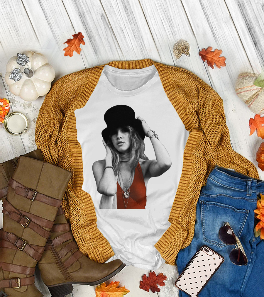 Flm (17) Vintage Style Woman With Hat And Jewelry T-Shirt