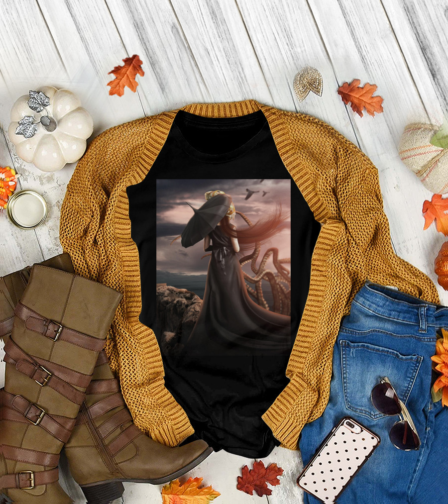 Girl In Black With Octopus and Ocean风景 T-Shirt