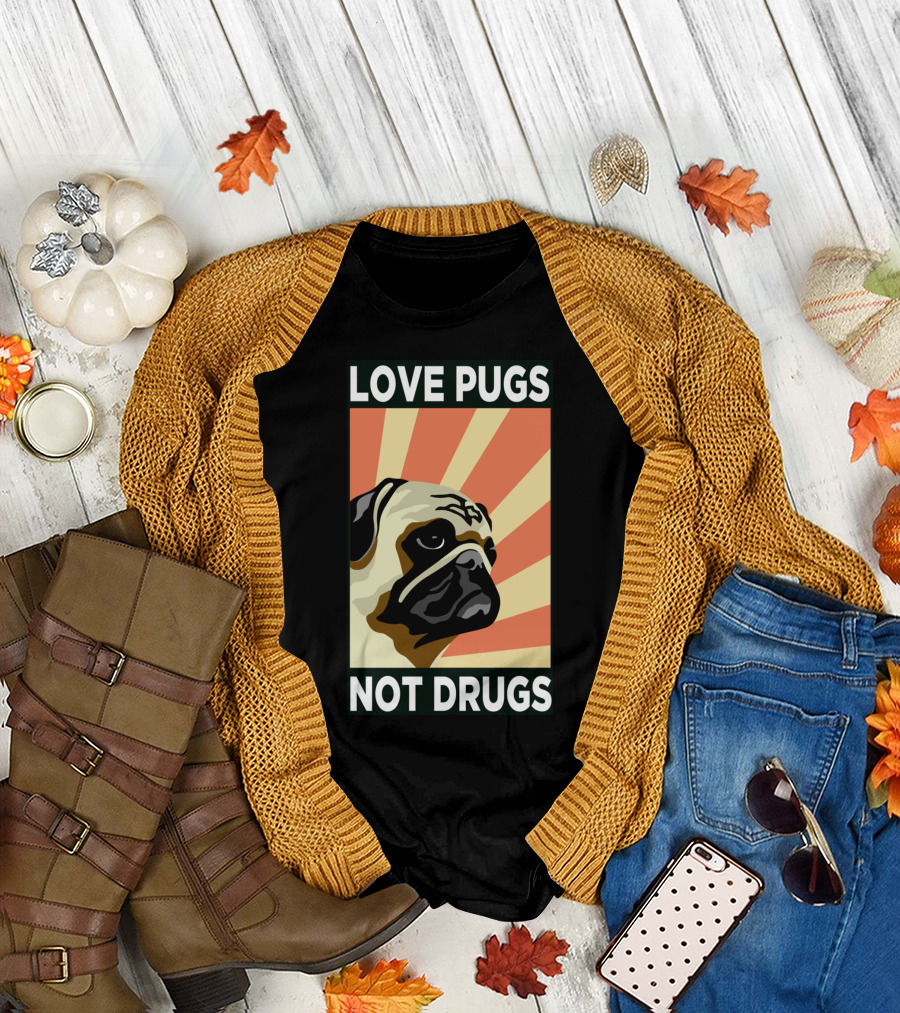 LOVE PUGS NOT DRUGS PUG FACE WITH RAYS BACKGROUND T-Shirt