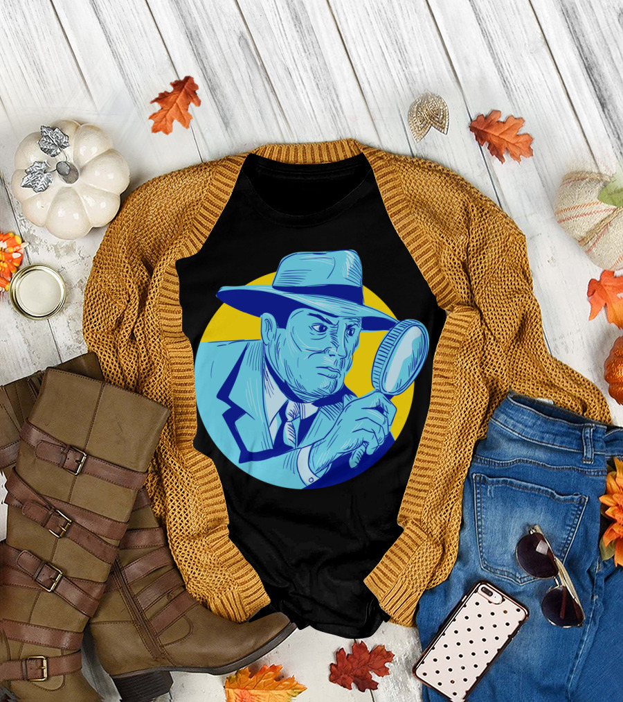 Detective Holding Magnifying Glass Circle Drawn T-Shirt