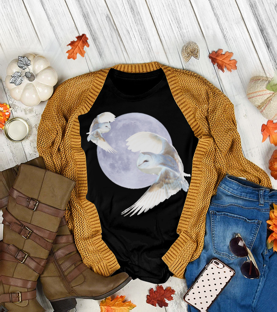 Hunters Moon Owls Soaring in Front of Full Moon T-Shirt