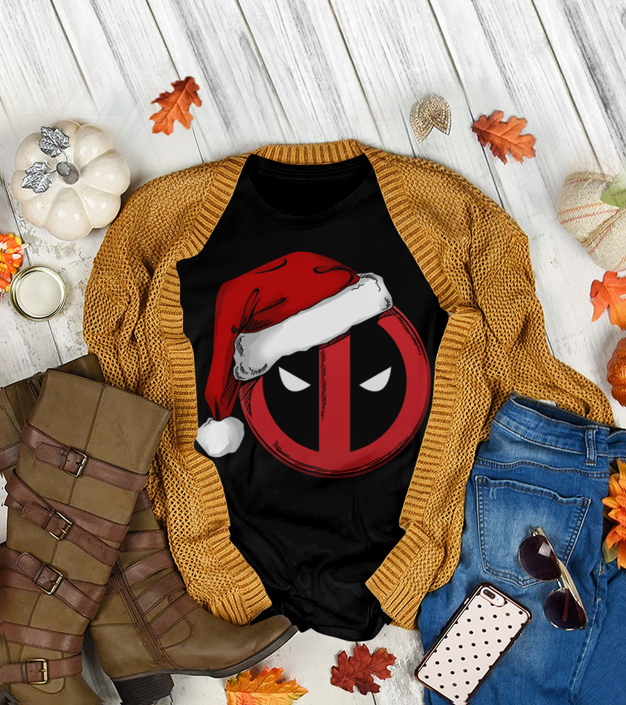 Santa Hat Deadpool Face T-Shirt