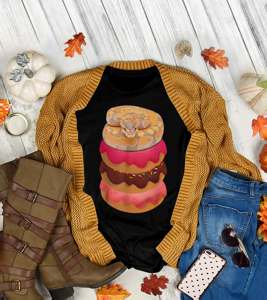 UNIQUE FUNNY BALL PYTHON SNAKES LOVE DONUTS STACKED SWEET TREAT T-Shirt