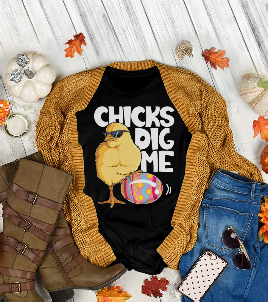 Chicks Dig Me Easter Bunny Ears Egg Men17 Sunglasses Cool Chick Egg T-Shirt