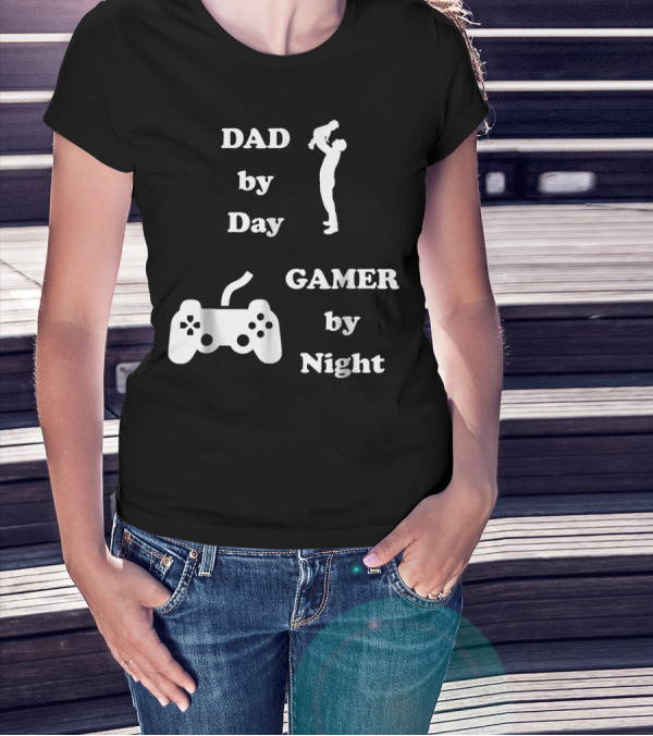 DAD By Day GAMER By Night Gamer Dad Controller T-Shirt