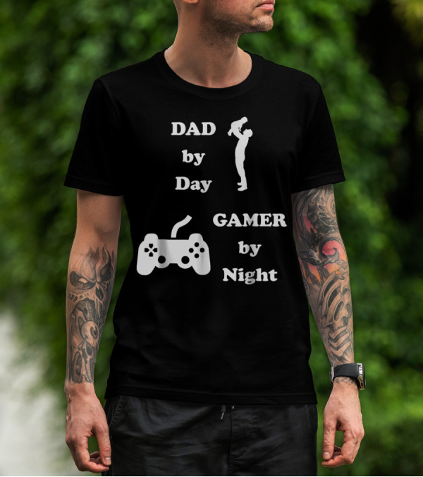 DAD By Day GAMER By Night Gamer Dad Controller T-Shirt