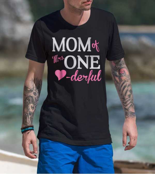 MOM Of Mrs. ONE-derful Heart Design First Birthday T-Shirt