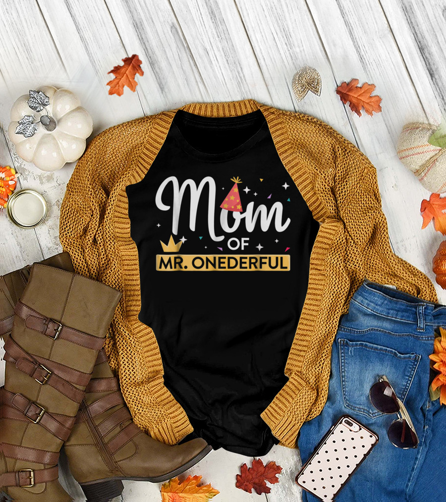 Mom Of Mr. Onederful First Birthday Party Hat and Crown Confetti T-Shirt