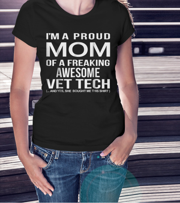 I'M A PROUD MOM OF A FREAKING AWESOME VET TECH T-Shirt