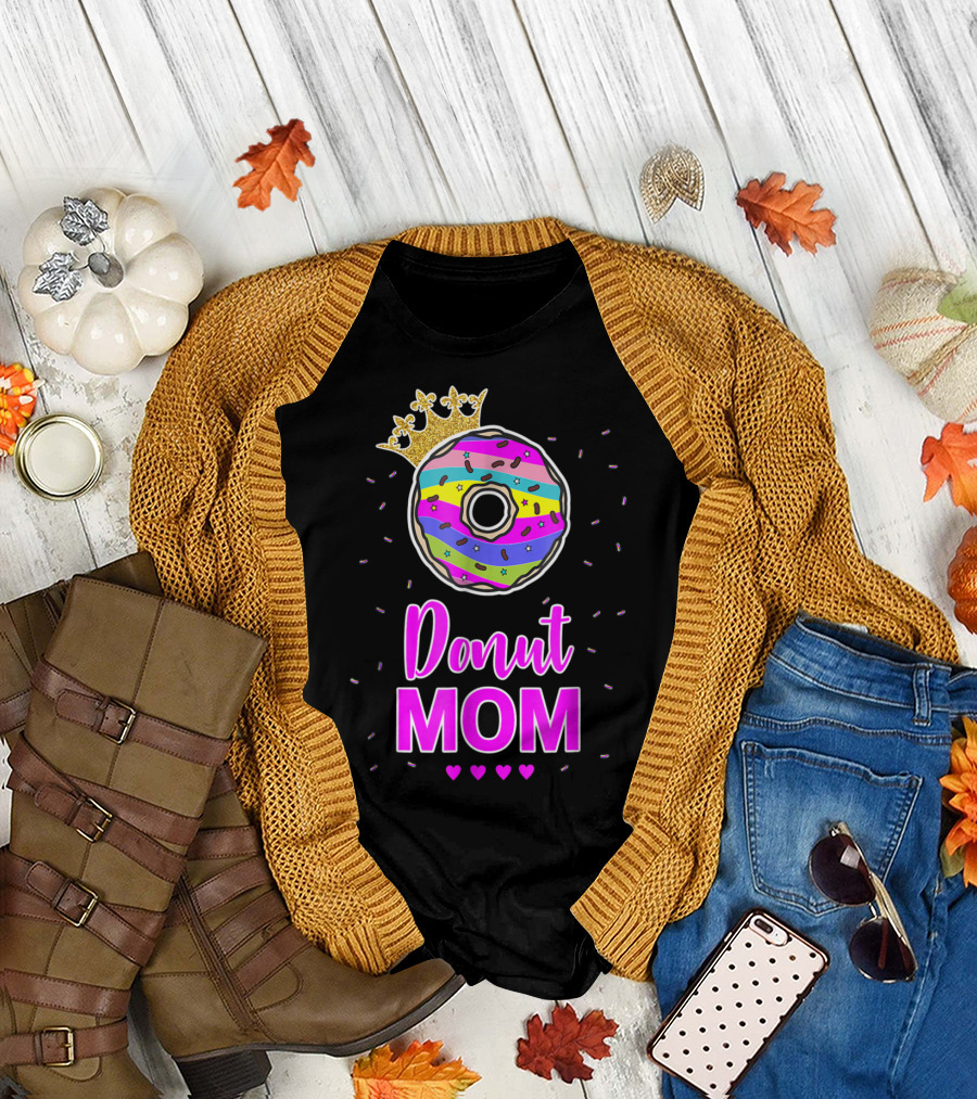 Donut Mom Birthday Girl Matching Family Cake24 Multicolored Crown Hearts T-Shirt
