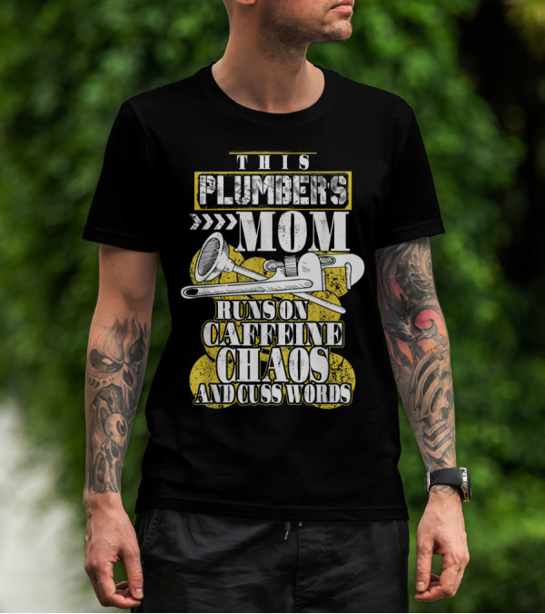 THIS PLUMBERS MOM RUNS ON CAFFEINE CHAOS AND CUSS WORDS T-Shirt
