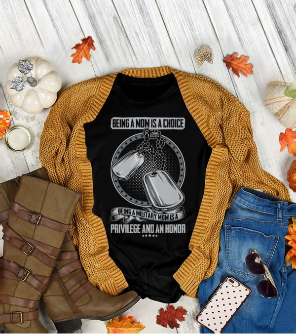 Being A Mom Is A Choice Being A Military Mom Is A Privilege And An Honor Dog Tags T-Shirt