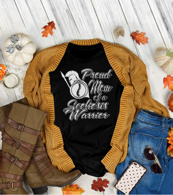 Proud Mom Of A Scoliosis Warrior Spartan Helmet Emblem T-Shirt