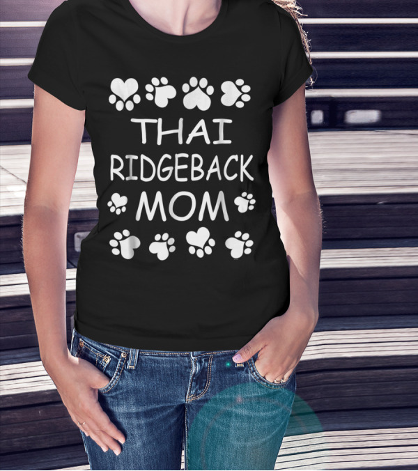 Thai Ridgeback Mom For Christmas Birthday With Paw And Heart Motifs T-Shirt