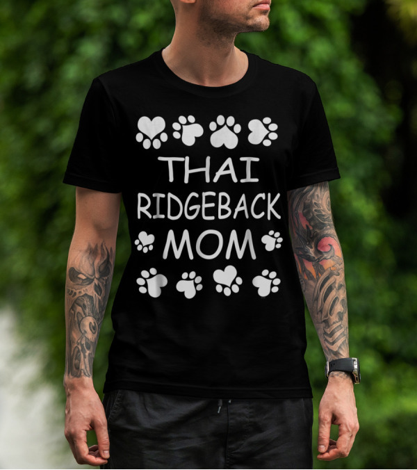 Thai Ridgeback Mom For Christmas Birthday With Paw And Heart Motifs T-Shirt