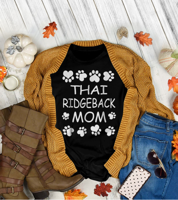 Thai Ridgeback Mom For Christmas Birthday With Paw And Heart Motifs T-Shirt