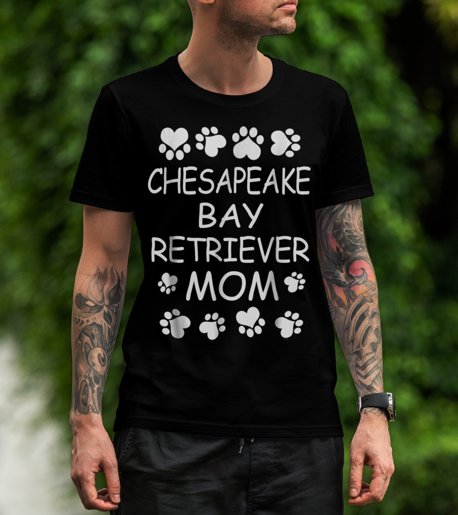 Chesapeake Bay Retriever Mom Paw Print Love T-Shirt