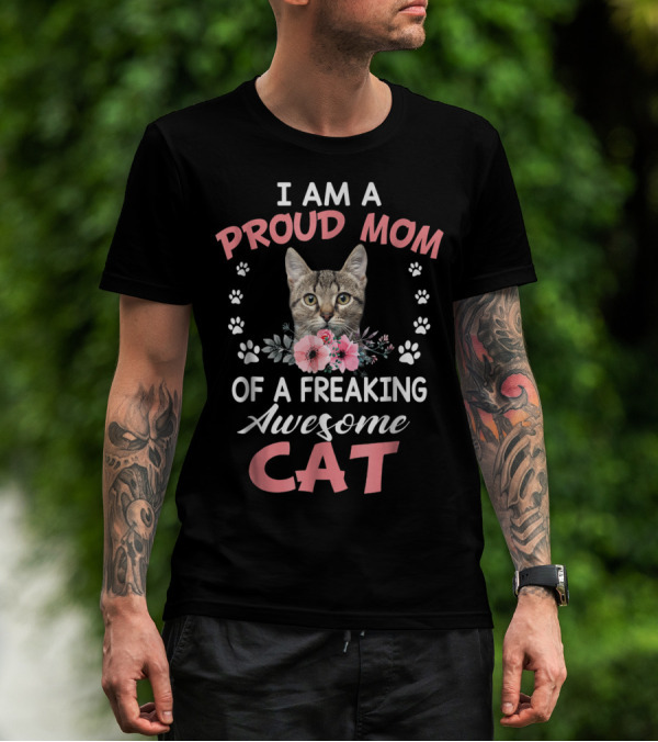I AM A PROUD MOM OF A FREAKING AWESOME CAT T-Shirt