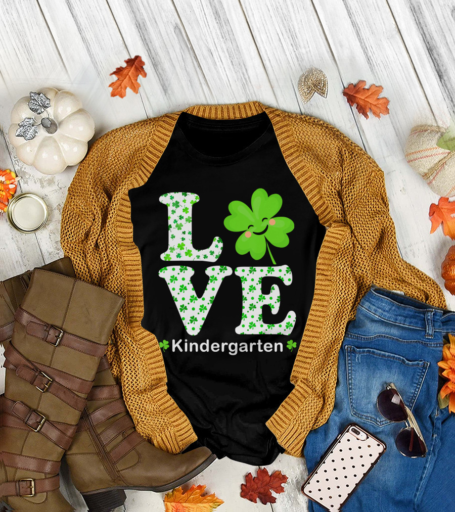 Love Shamrock Kindergarten Teacher T-Shirt