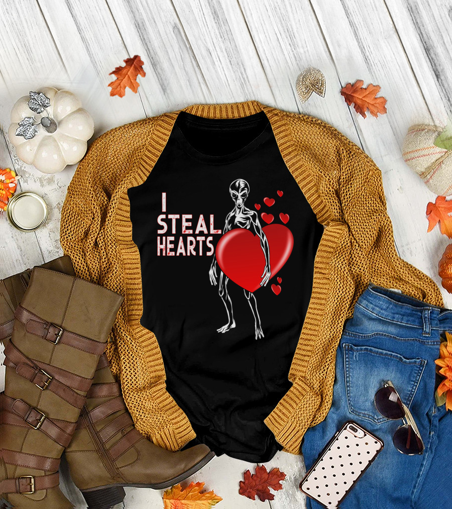 I Steal Hearts Alien Funny Valentine with Hearts T-Shirt
