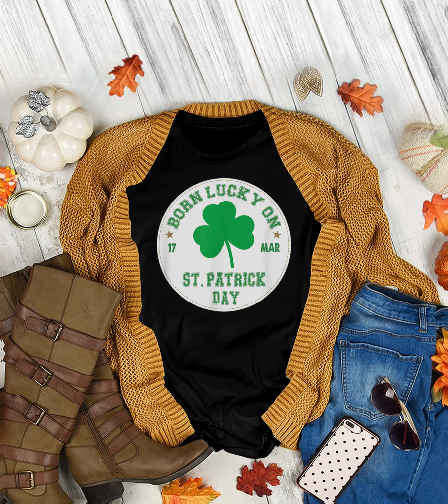 Born Lucky On 17 Mar St Patrick Day Shamrock Badge T-Shirt