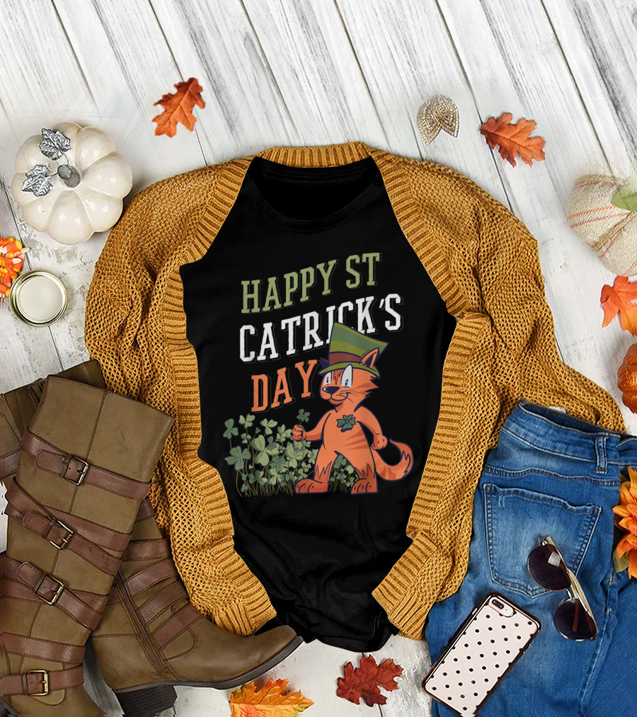 Happy St Catrick's Day Funny Cat in St Patrick's Hat with Shamrocks T-Shirt