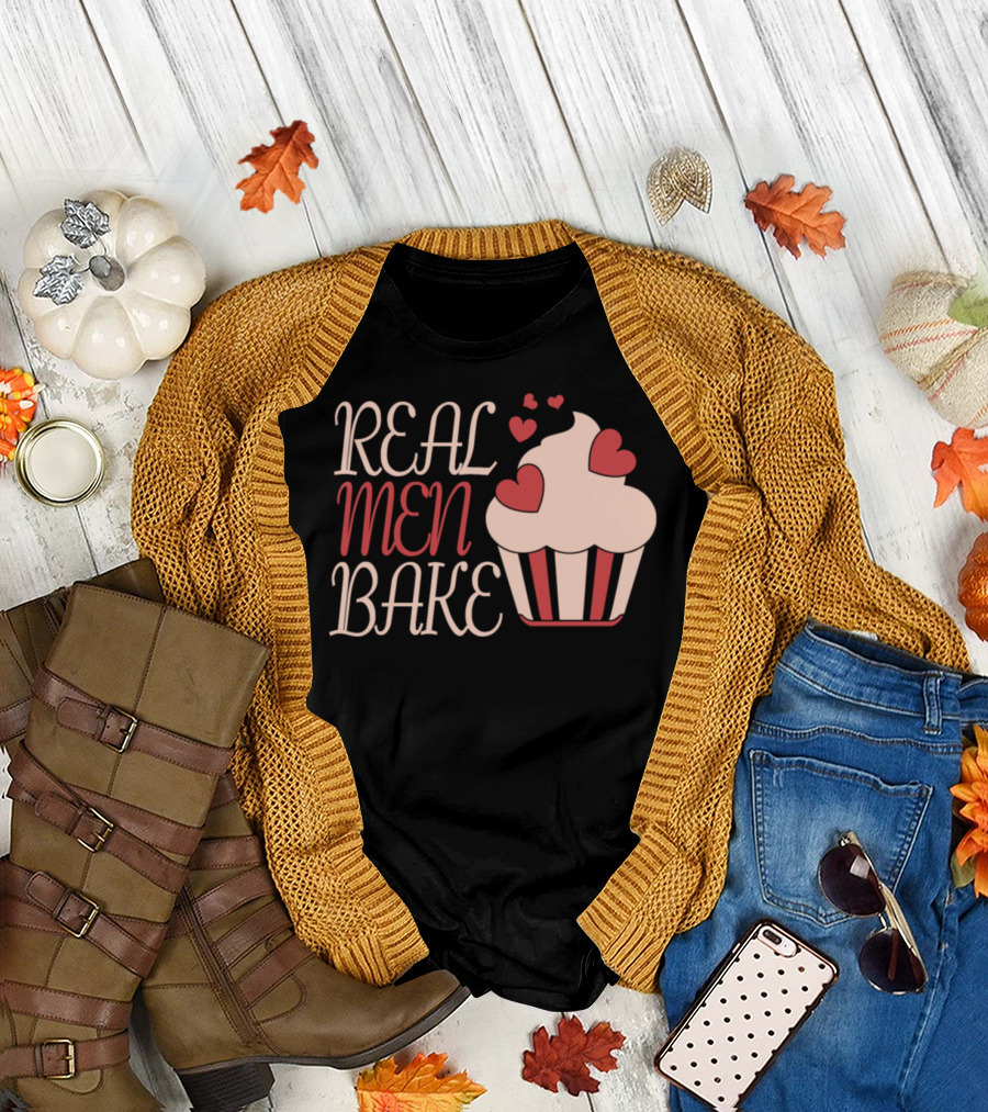 REAL MEN BAKE Cupcake Hearts T-Shirt