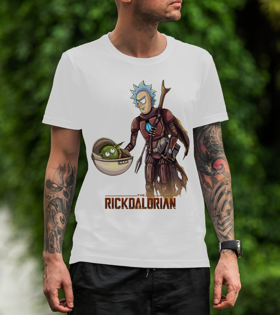 The RICKDALORIAN Sci-Fi Character Fusion With Armor And Green Alien In Pod T-Shirt