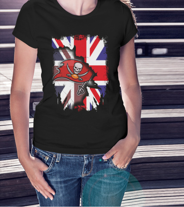 United Kingdom Flag With Buccaneers Skull And Swords T-Shirt