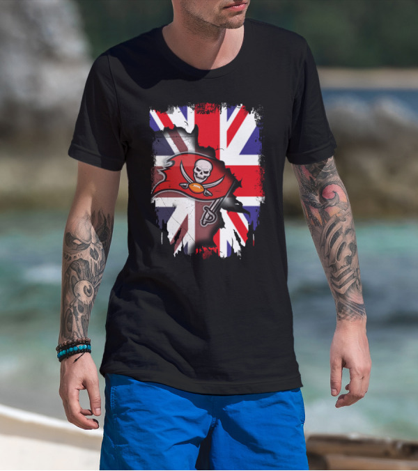 United Kingdom Flag With Buccaneers Skull And Swords T-Shirt